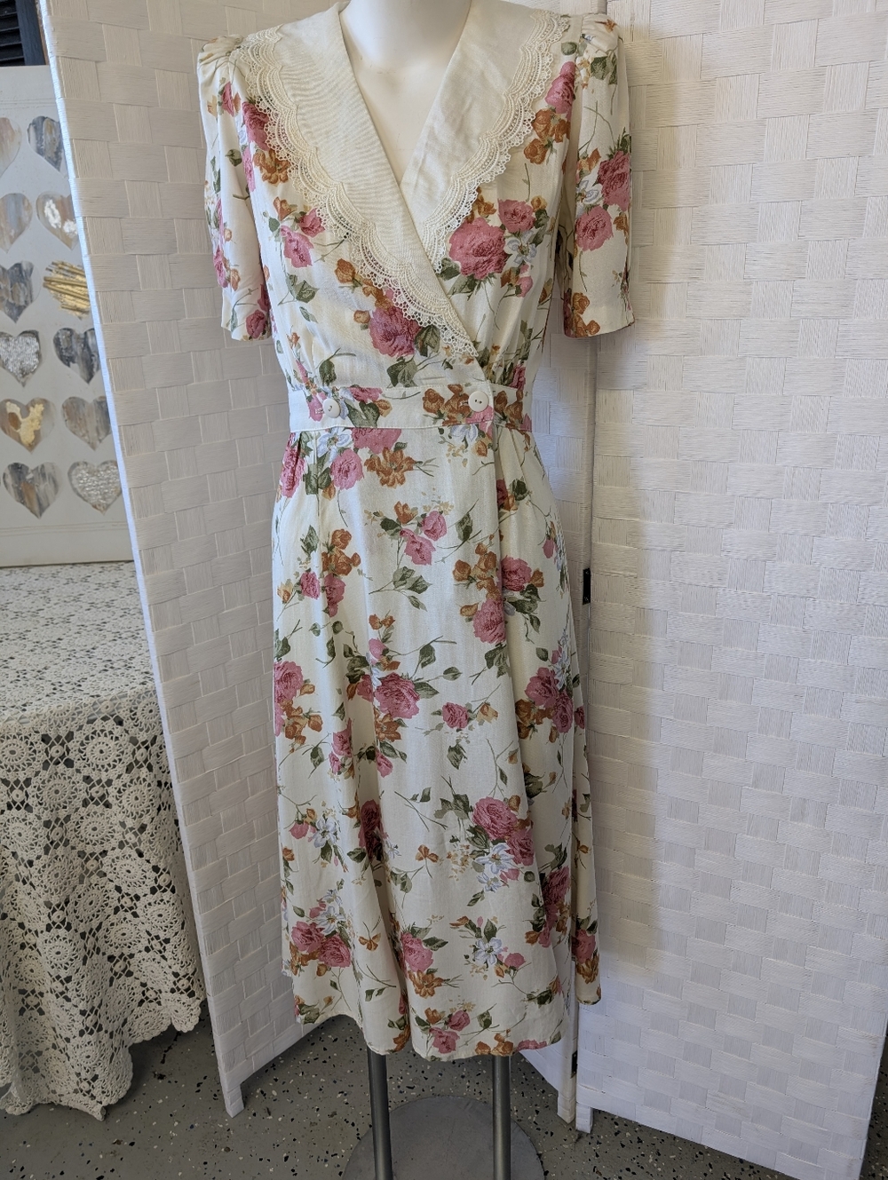 VINTAGE Karin Stevens Cottagecore  Midi Dress Cream Pink Shoulde Pads 1990